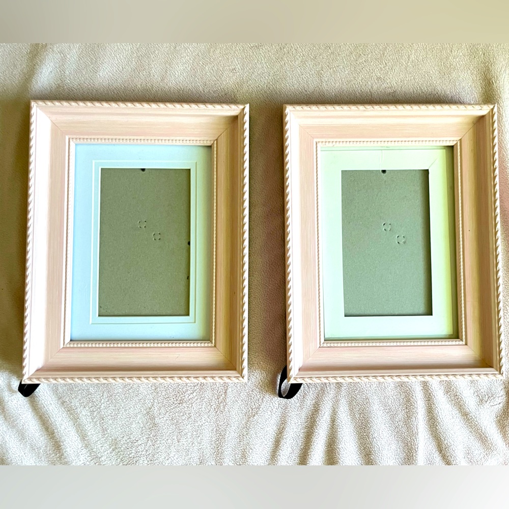 ❗️SOLD❗️Picture frame set of 2